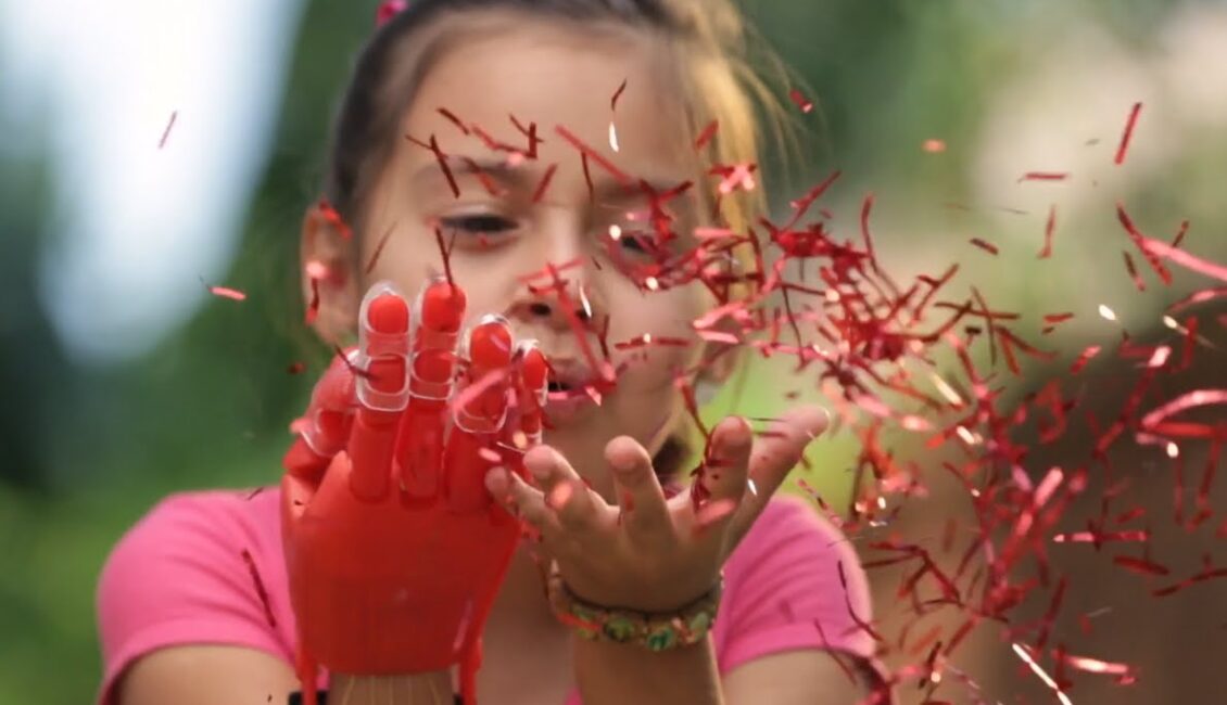 niña soplando confetti